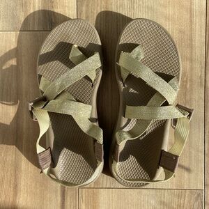 NWOT Chaco Cloud in Gold Glitter size 8.5